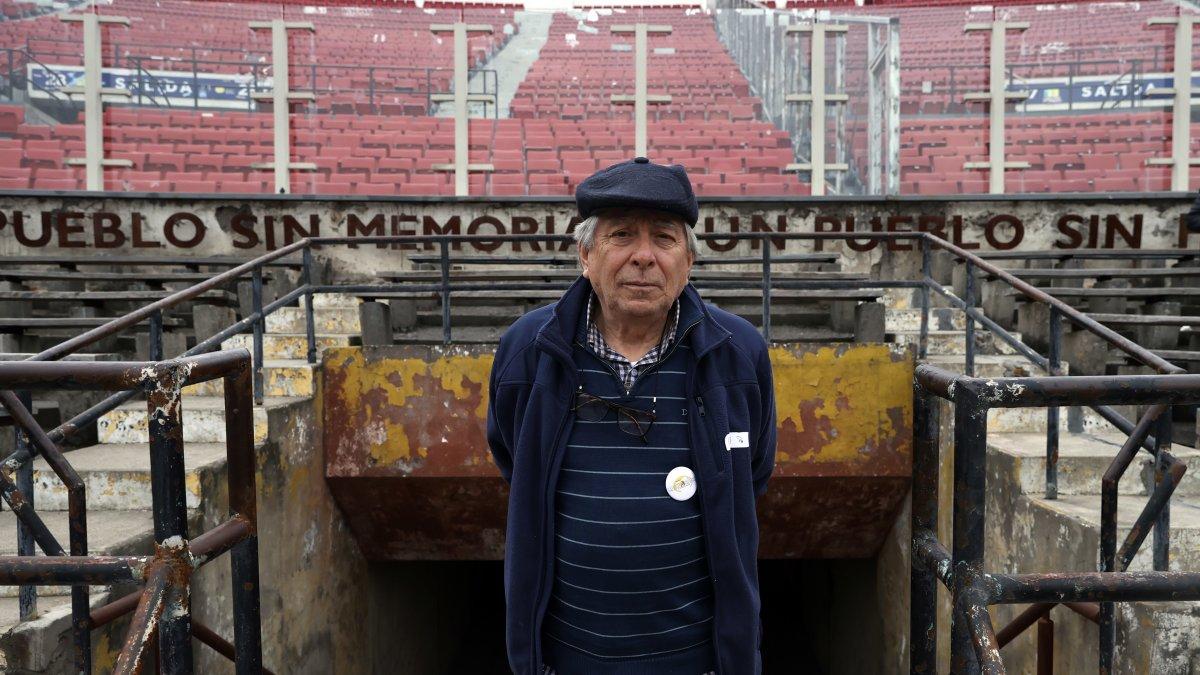 Gradería. Miguel Pizarro, exprisionero de la dictadura de Augusto Pinochet, posa frente a la  escotilla 8 del Estadio Nacional, en Chile.