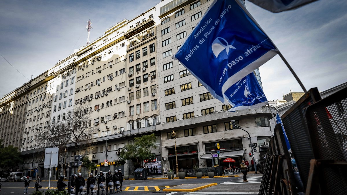 Vigilancia. Policías custodian los alrededores de la Legislatura argentina.