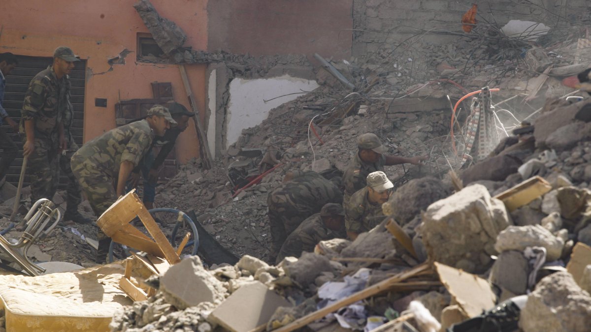 Efectivos del ejército buscan supervivientes entre los escombros de edificios derruidos en la población de Amizmiz.