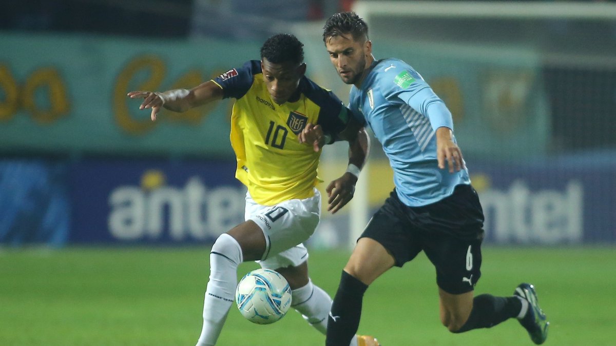 Rodrigo Bentancur, de Uruguay, disputa el balón con Gonzalo Plata, de Ecuador.