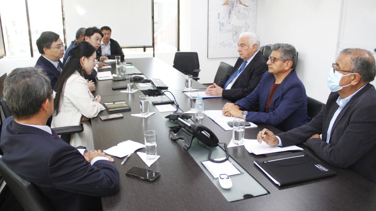 El titular de Energía, Fernando Santos Alvite, se reunió con los directivos de la constructora Coca Codo Sinclair.