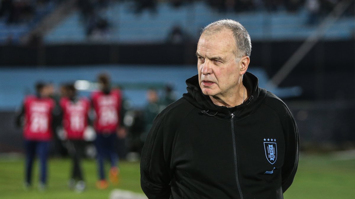 El seleccionador de Uruguay, Marcelo Bielsa, en un partido de las Eliminatorias Sudamericanas entre Uruguay y Chile.