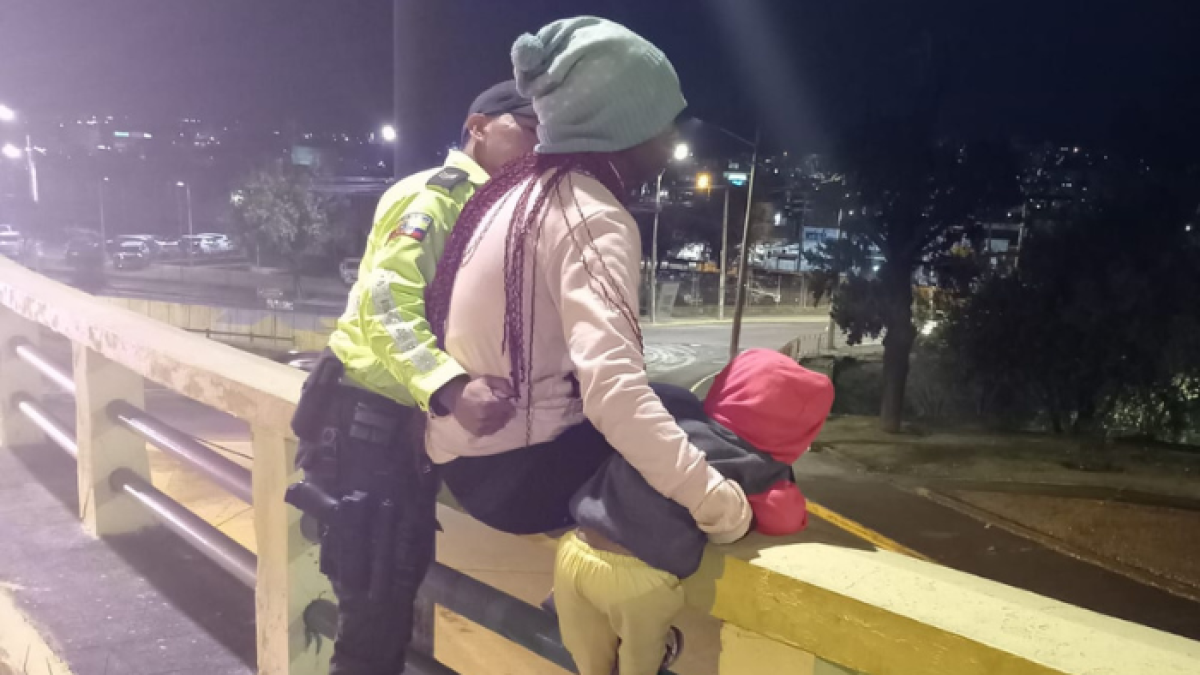 a mujer no quería colaborar con los policías.