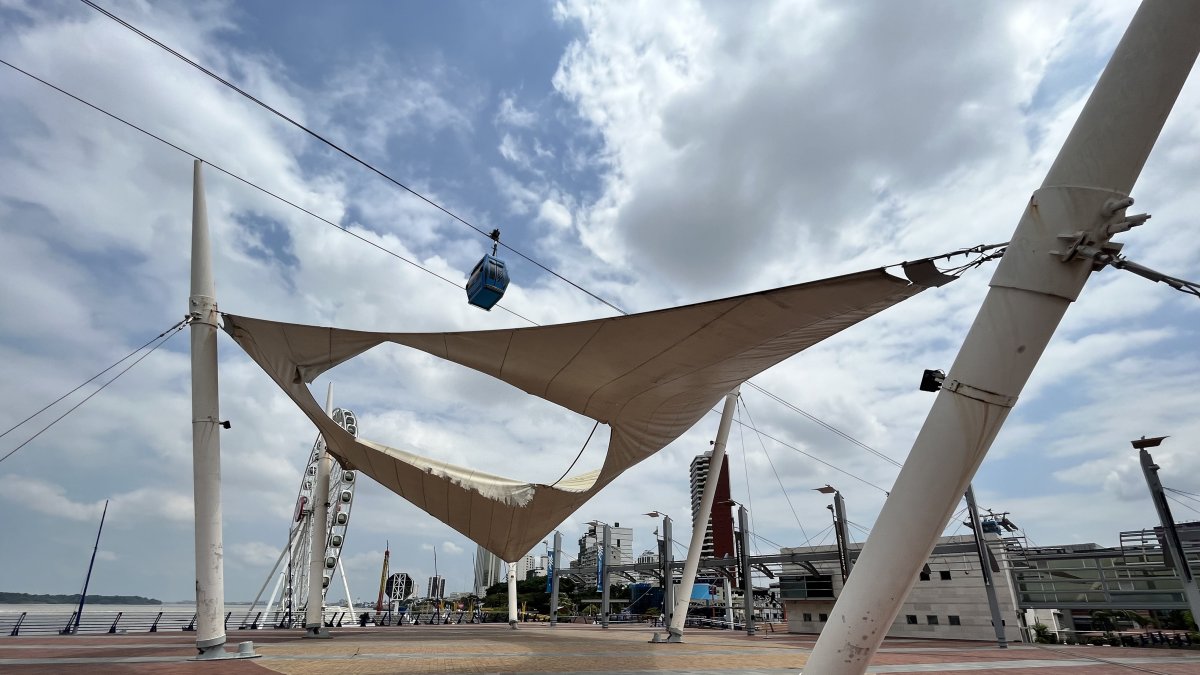 Abandono. La vela de la explanada del MAAC está más destruida que el año pasado. El Municipio de Guayaquil señala que esto es responsabilidad del Ministerio de Cultura y Patrimonio.