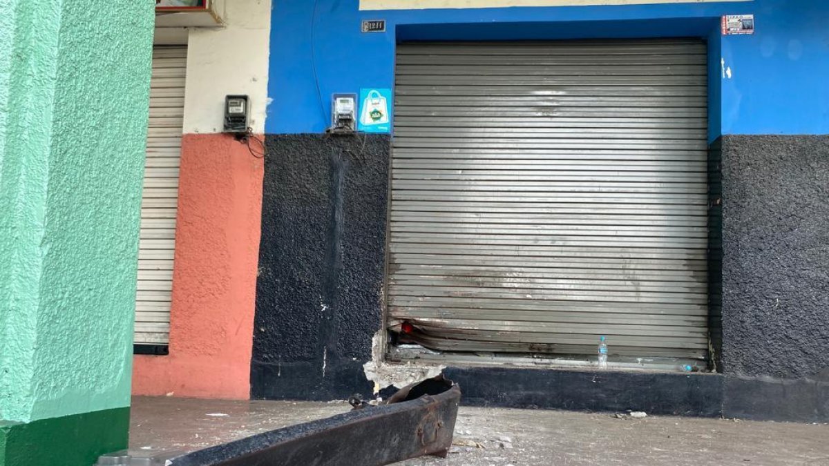 Situación. Locales ‘vacunados ’sufren daños con explosivos.