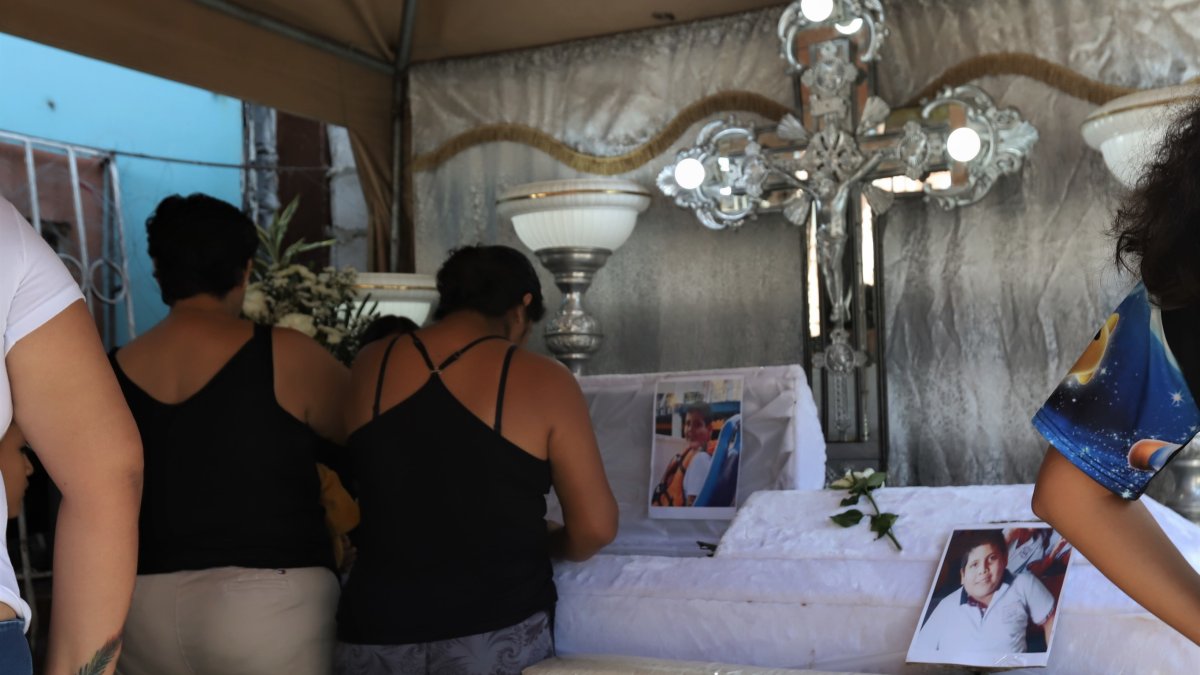 Despedida. La tarde de ayer fue velado Joaquín, una de las víctimas colaterales de la balacera del Guasmo.