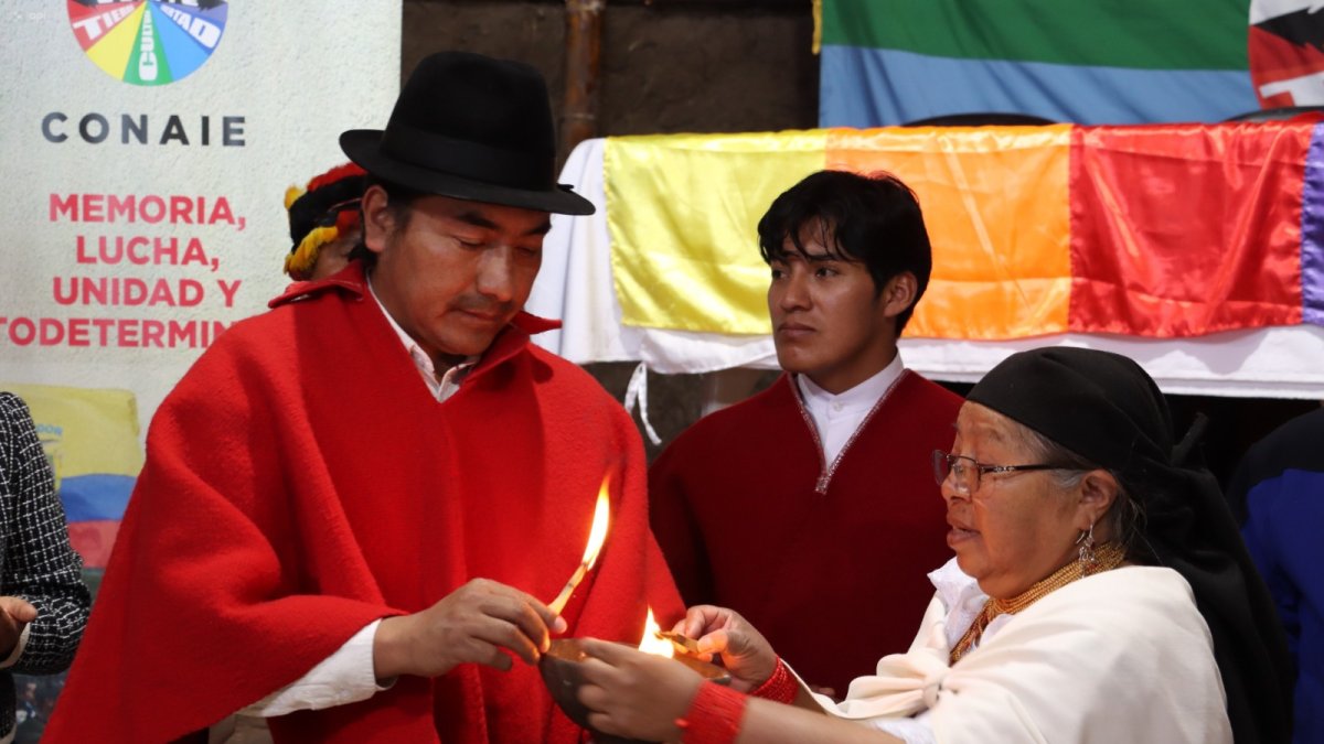 Ritual. El presidente de la Conaie, Leonidas Iza, captado en gesto simbólico religioso antes de obrar el milagro de la multiplicación de las demandas.