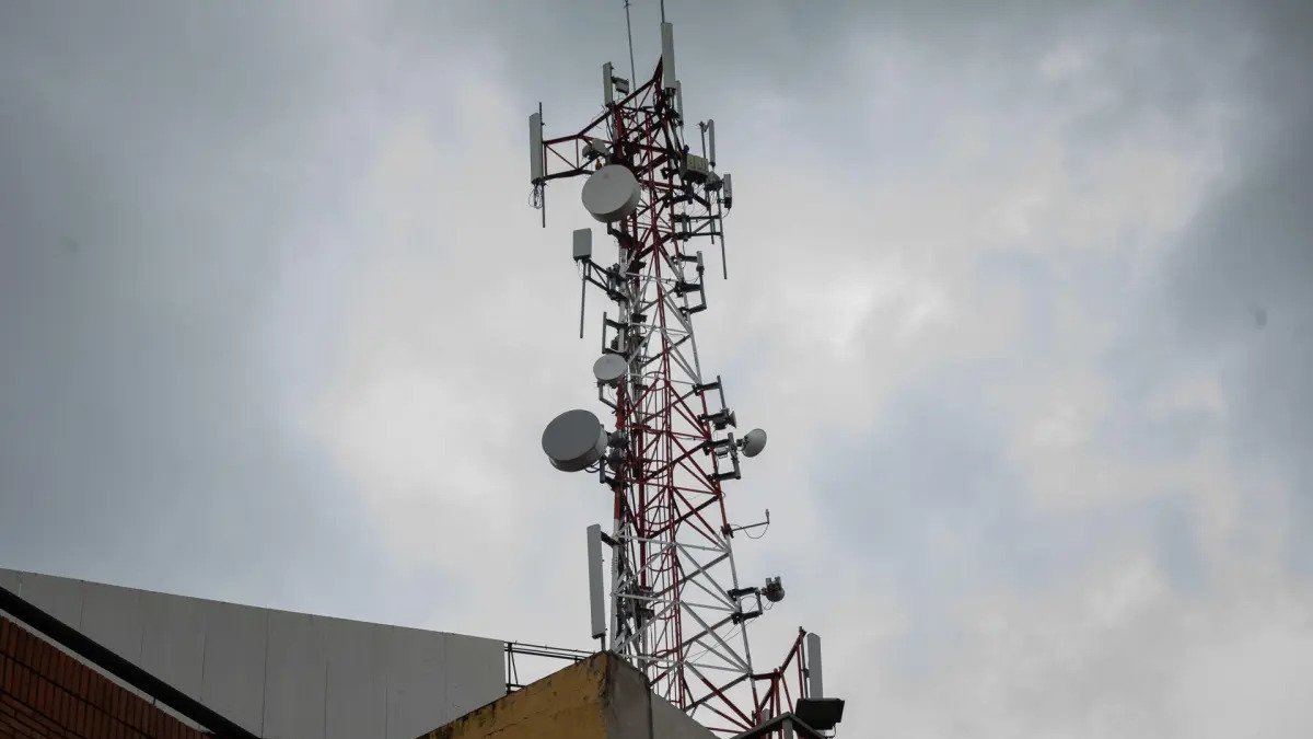 Imagen referencial. Antena de estación de radio.