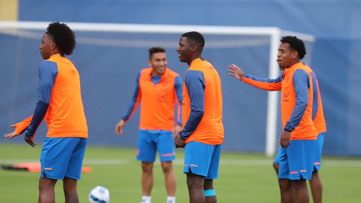 El volante Moisés Caicedo (c) entrenó a la par de sus compañeros de la Tricolor. El golpe sufrido en Argentina no fue de consideración y será titular ante los charrúas