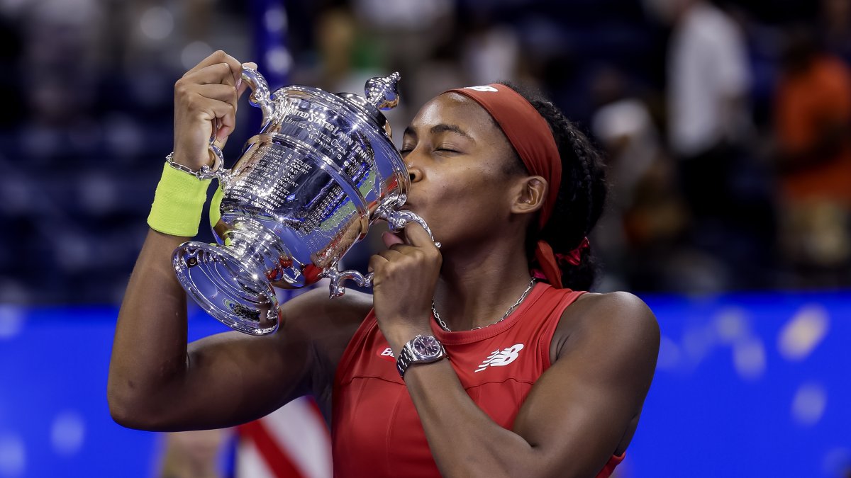 Gauff celebra tras vencer 2-6, 6-3 y 6-2 a Aryna Sabalenka, en dos horas y seis minutos, en la final del US Open.