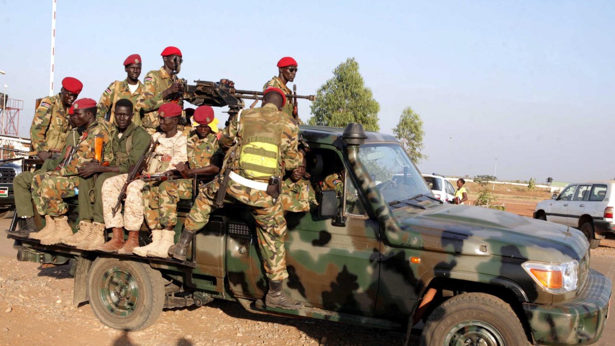 Soldados sudaneses en su vehículo, en una imagen de archivo.