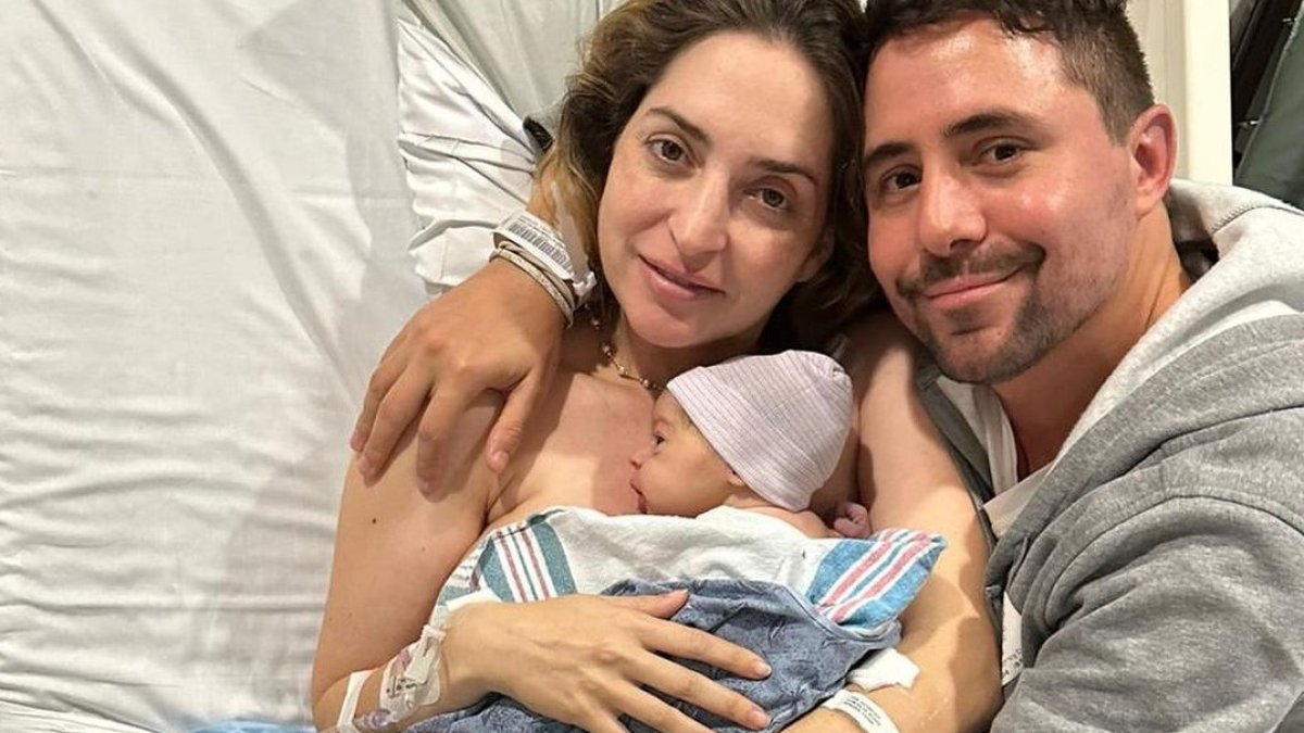 Mirella con la recién nacida y su esposo.