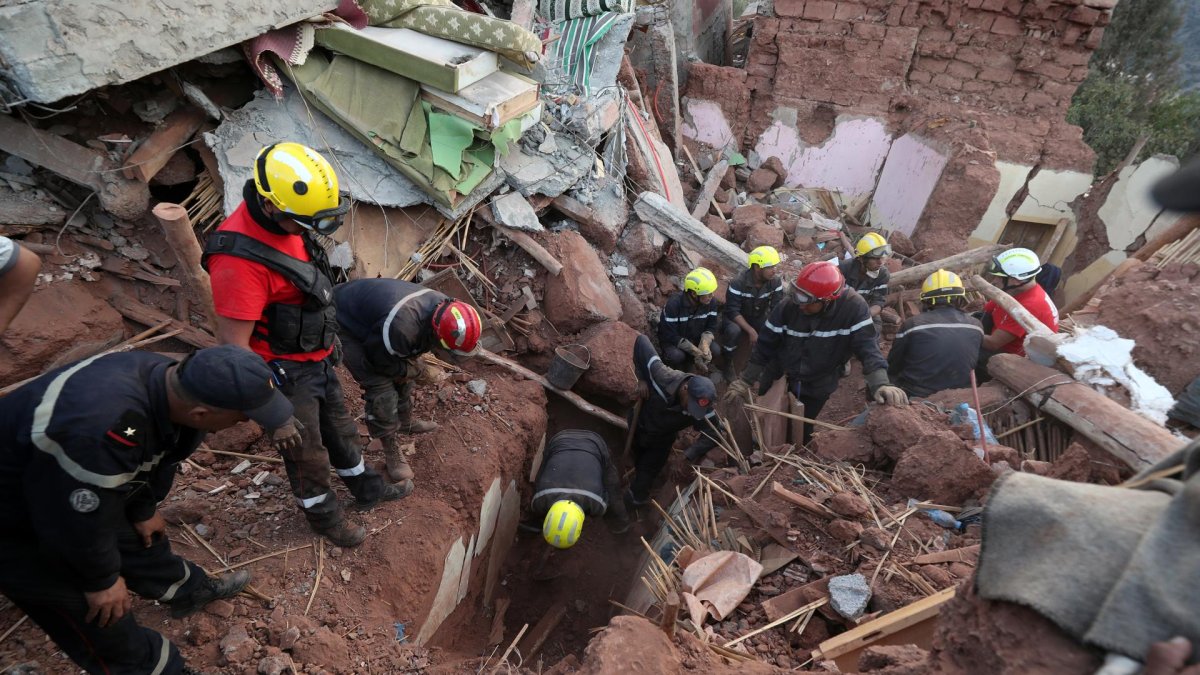 Rescatistas trabajan en zonas de Ouirgane, sur de Marrakech.