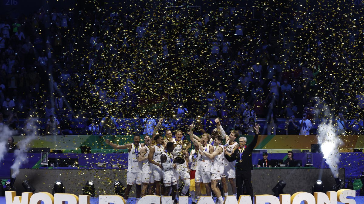 Los jugadores de Alemania celebran la victoria con el trofeo tras ganar la final de la Copa Mundial de Baloncesto FIBA 2023 entre Serbia y Alemania.