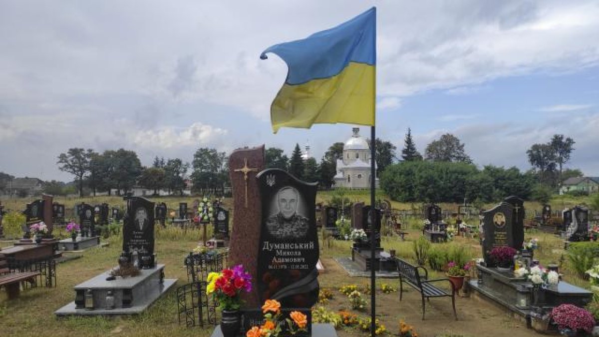 Escena. Tumba de los soldados ucranianos en la aldea Arlamivska Volia, cerca de Sokolia  (Ucrania).