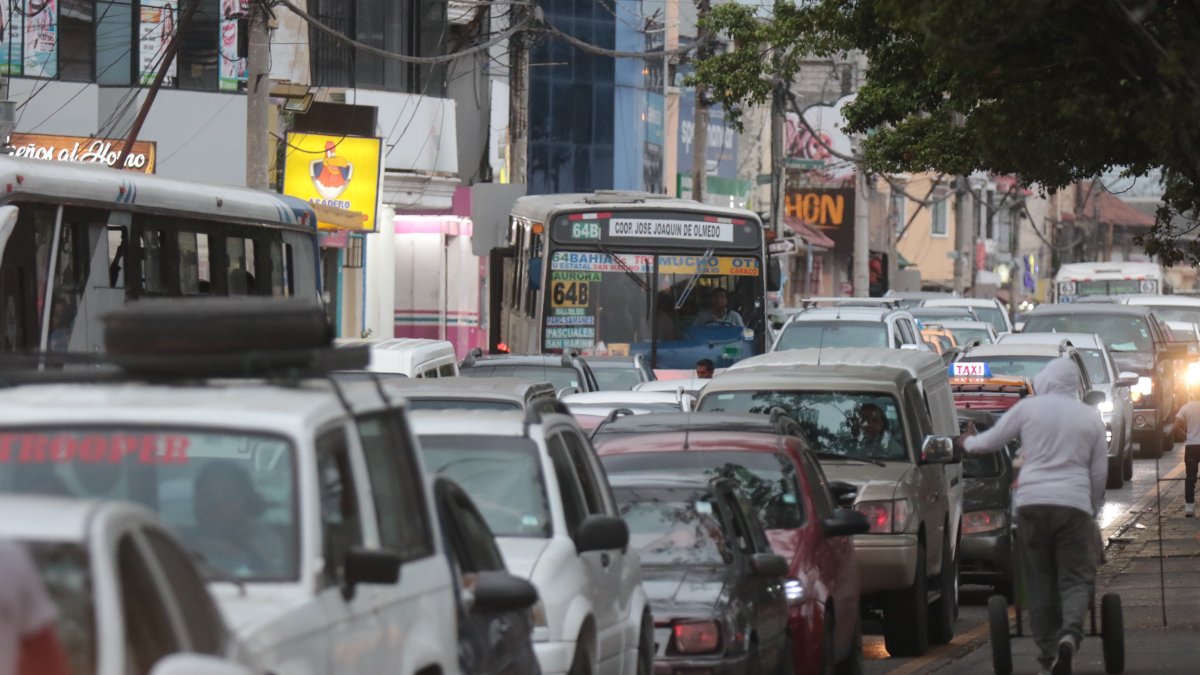Guayaquil. En Guayaquil, las vías del norte, del centro y del sur, así como los buses, pasan colapsados. Las horas pico son consideradas infernales.