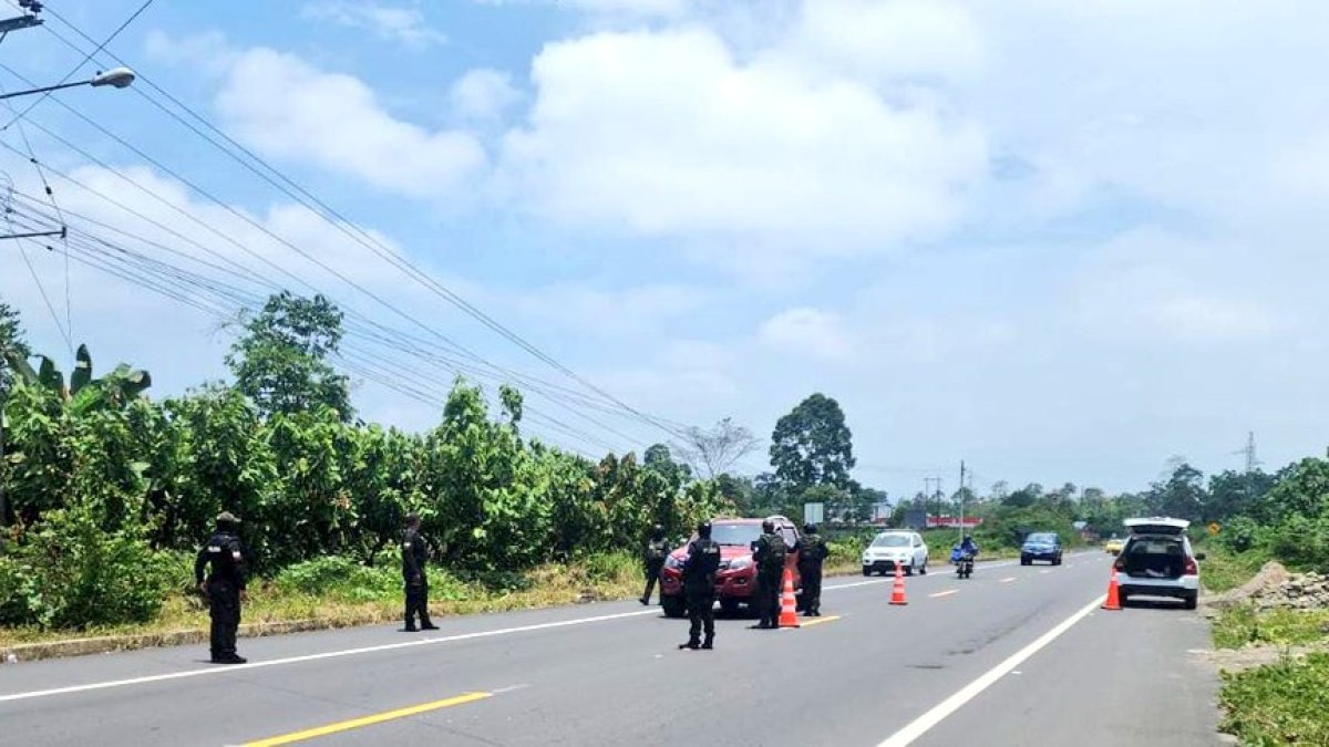 Operativo. Integrantes de la Policía Nacional y de Fuerzas Armadas ejecutan controles por estado de excepción.