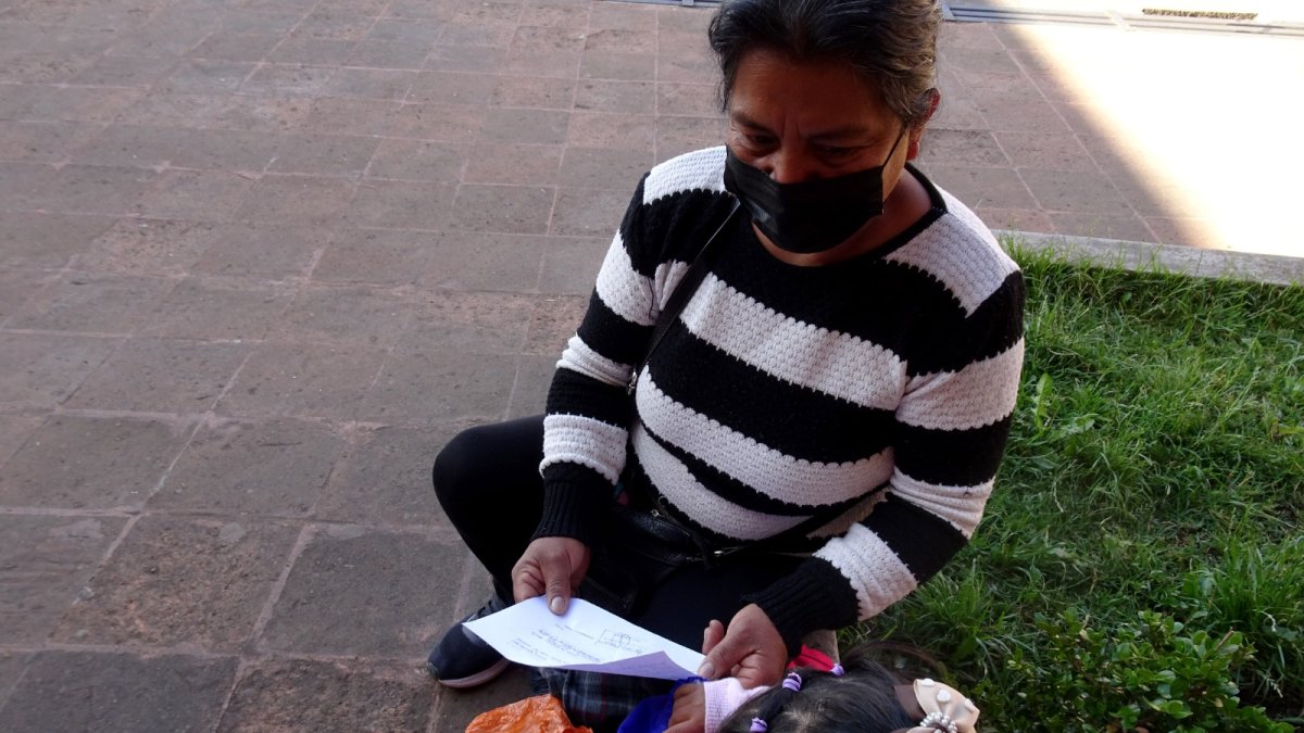 Carmelina Quichimbo revisa la receta que le dio el doctor, tras esperar tres meses por una cita.