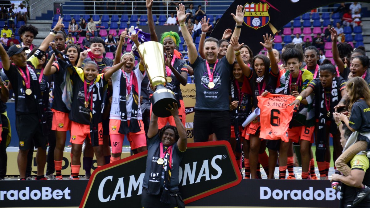 Las flamantes campeonas y su festejo con el trofeo de la Superliga femenina.