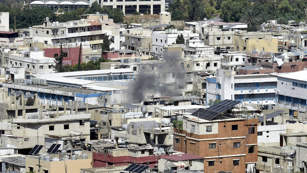 El humo se eleva cerca de las escuelas de la UNRWA en el campo de refugiados palestinos de Ain al-Hilweh durante los enfrentamientos.