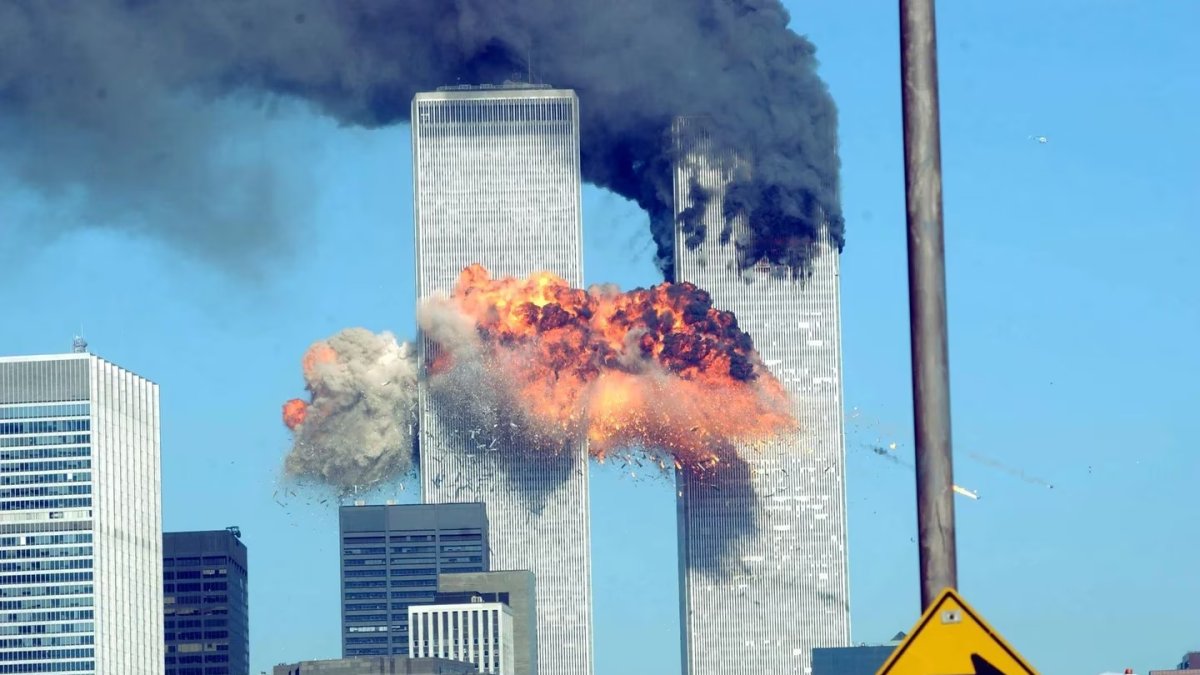 Los dos aviones debían cumplir el mismo trayecto (Boston–Los Ángeles), pero fueron secuestrados y desviados por terroristas de Al–Qaeda.