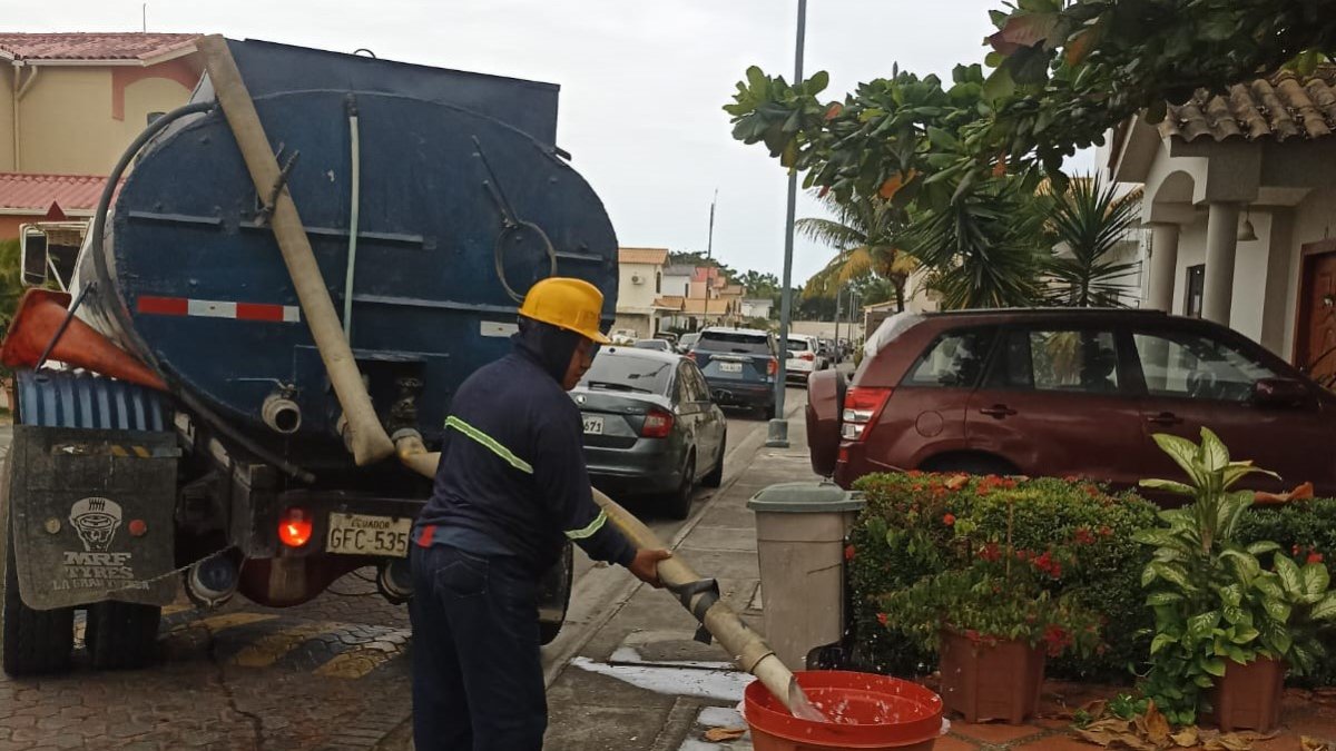 Para los ciudadanos, recibir agua por tanquero aunque ayuda en el momento, no es la solución que requieren.