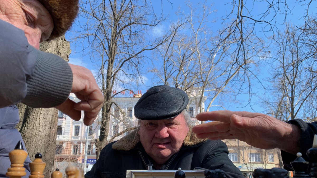 Pasatiempo. Un grupo de adultos juegan al ajedrez en un parque de la ciudad de Odesa (Ucrania).