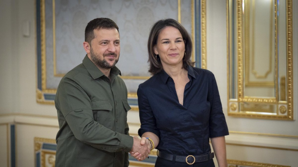 Volodimir Zelenski, presidente de Ucrania, y Annalena Baerbock, ministra de Exteriores de Alemania.