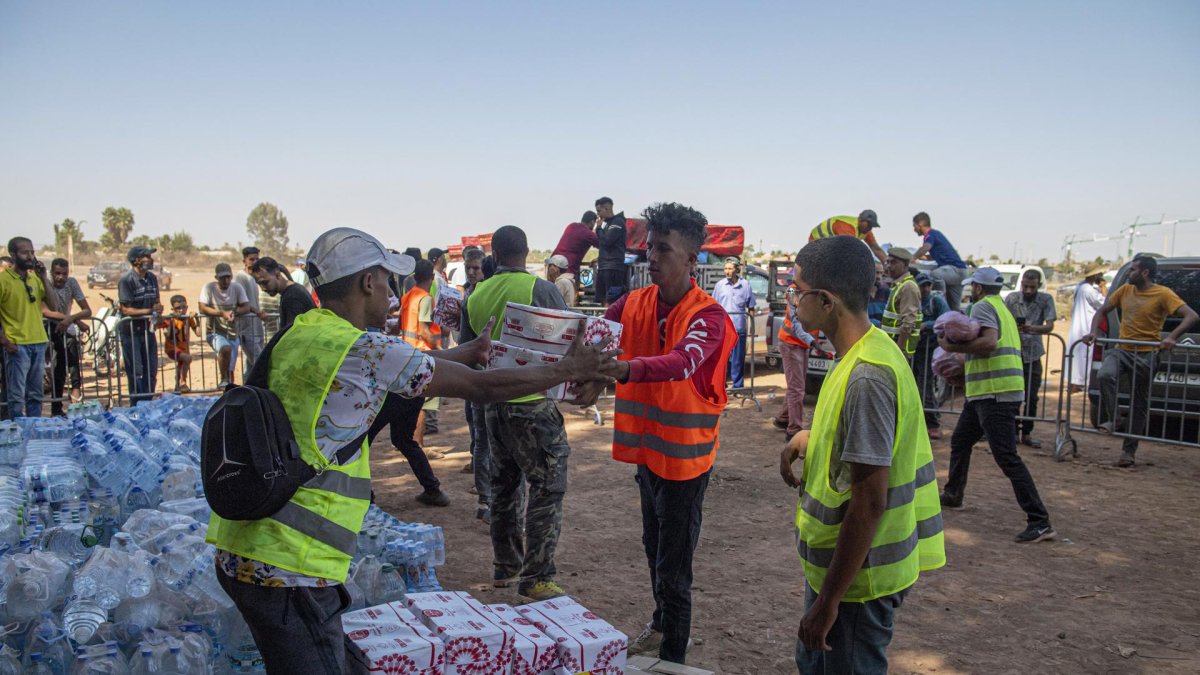 Los ciudadanos envían ayudas desde diversas localidades de Marruecos hacia la región de Marrakech.