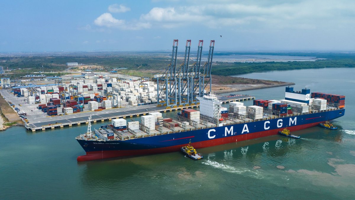 El megabuque partió de China a México, para luego navegar por las costas
de América del Sur: Colombia, Perú y finalmente Ecuador