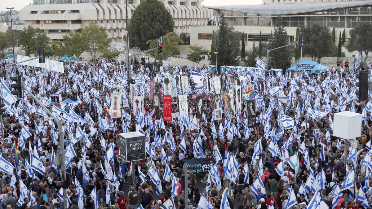 Miles de israelíes protestaron la tarde de este lunes 11 de septiembre ante una ley que debilita a la Justicia.