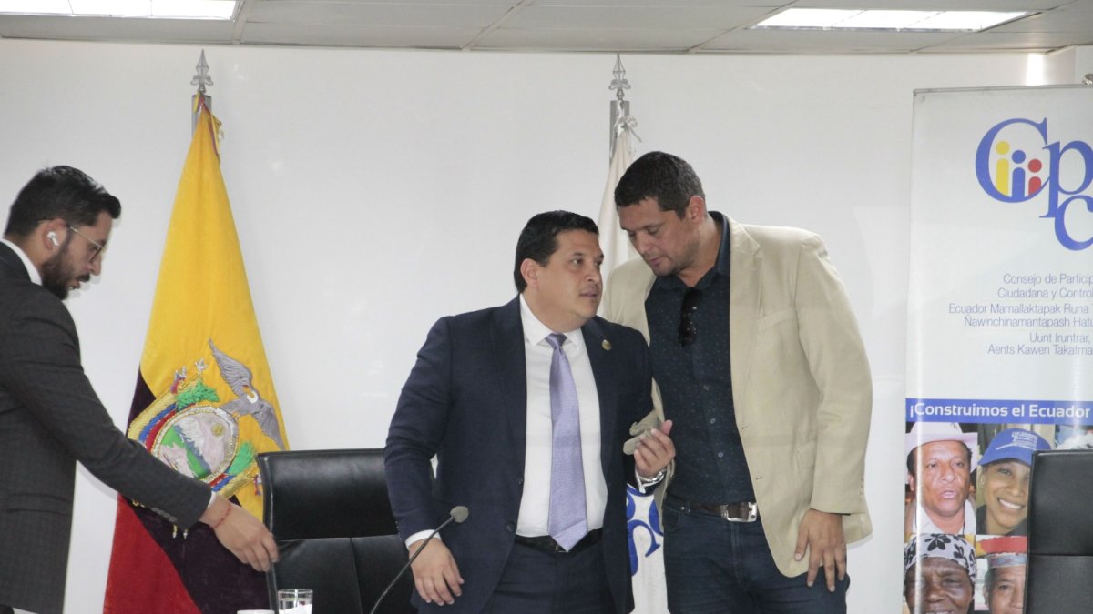 Todas las miradas se posan sobre Alembert Vera a quien se atribuye haber permitido el inicio de la conformación de la veeduría.