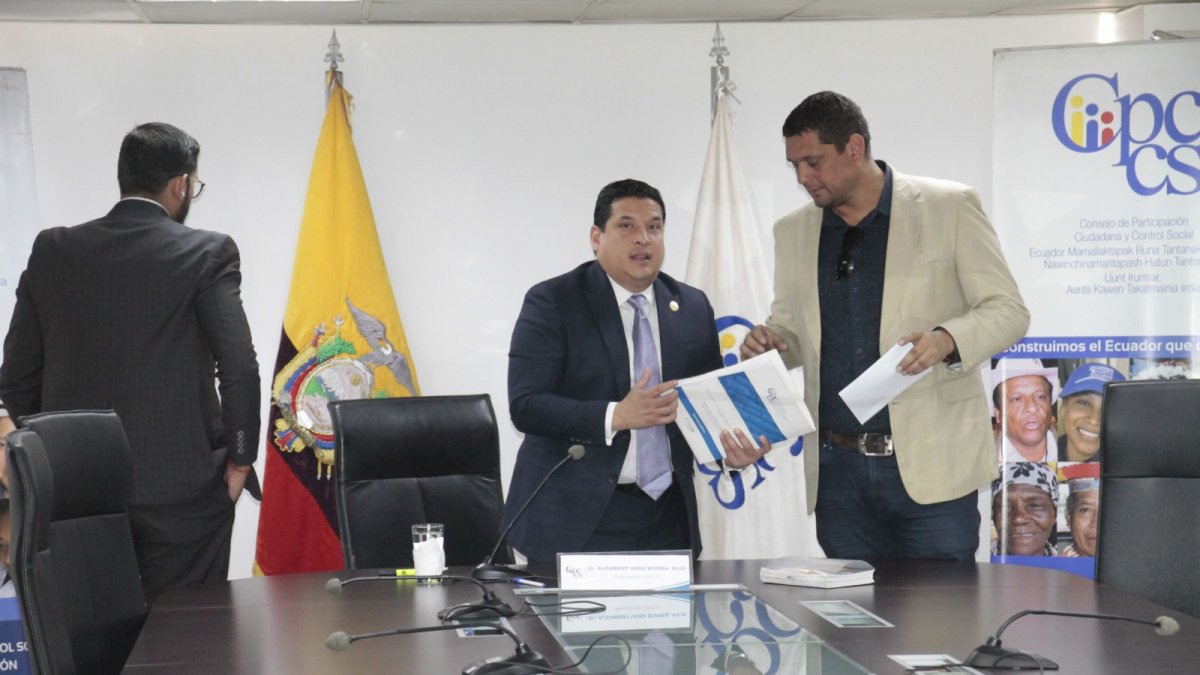 La denuncia fue presentada por separado por los juristas y unida en el TCE por tratarse de una causa similar.