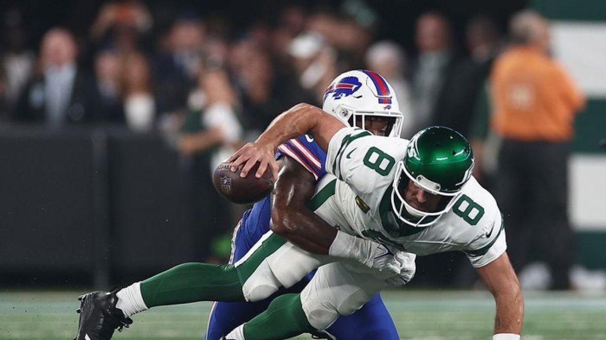 El cuatro veces MVP se lastimó en el primer cuarto durante la victoria 22-16 sobre los Buffalos Bills.