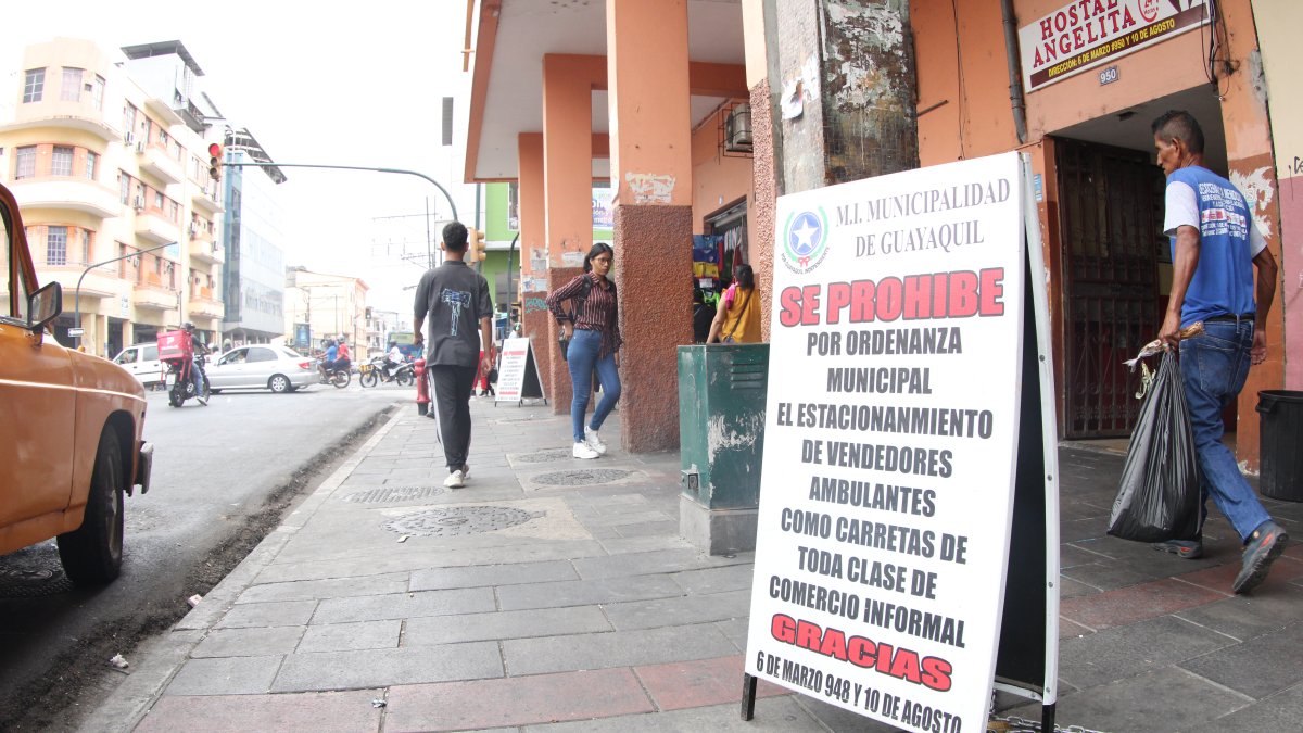 Los delegados municipales colocaron letreros donde recuerda la prohibición de colocar objetos en la vía pública.
