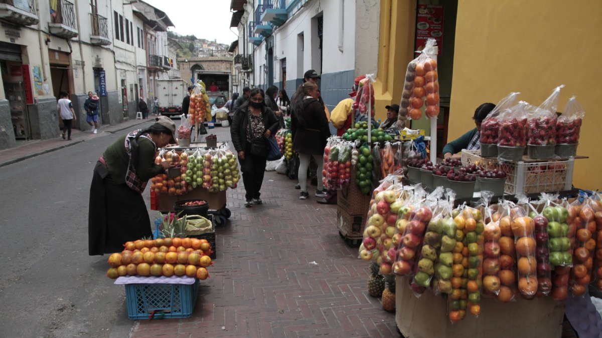 Amontonado. En el centro ni siquiera se permite el paso de los peatones por la presencia de las ventas.
