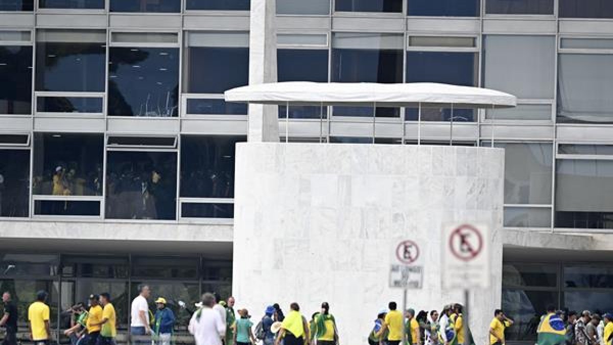 Manifestantes contra los resultados electorales invaden el Congreso Nacional, el Supremo Tribunal Federal, el 8 de enero de 2023, en Brasilia