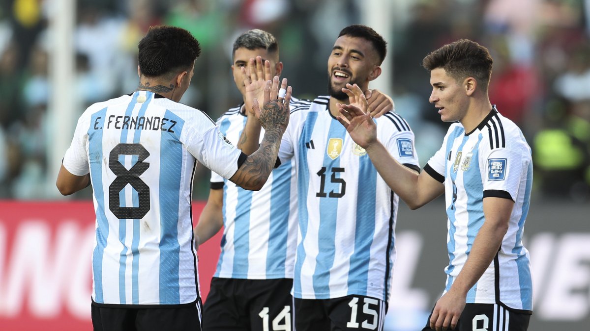 Jugadores de Argentina celebran al final de un partido de las Eliminatorias Sudamericanas para la Copa Mundial de Fútbol 2026 entre Bolivia y Argentina.