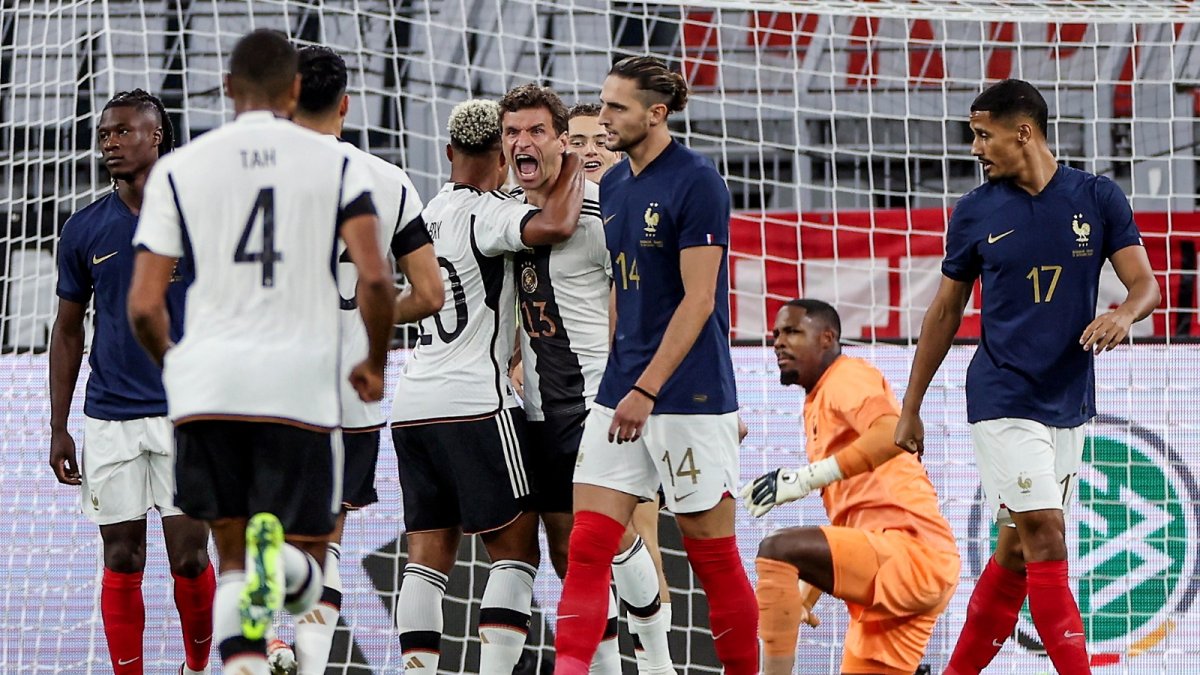 Müeller (C) anotó uno de los tantos que le devuelven la confianza.