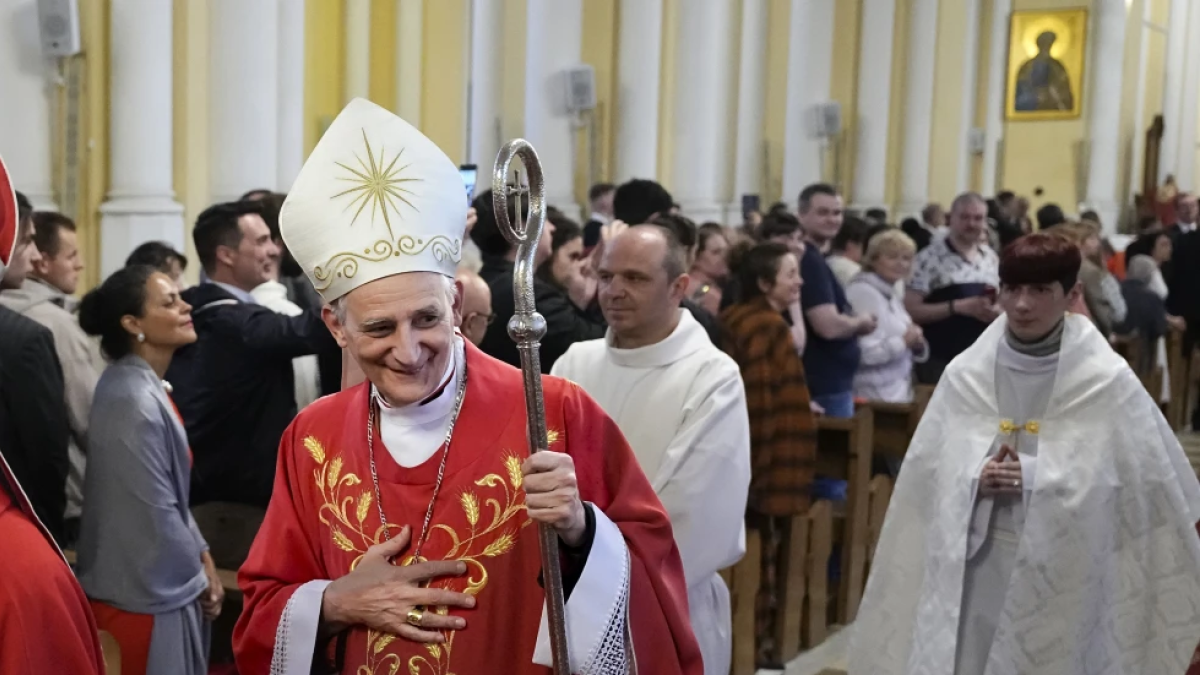 El cardenal Matteo Zuppi saluda a los parroquianos después de oficiar misa en la Catedral de la Inmaculada Concepción en Moscú, 29 de junio de 2023.