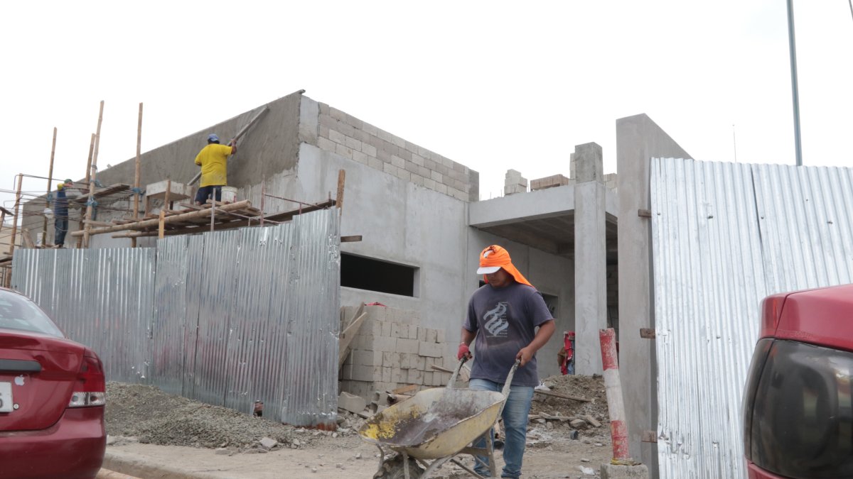 Hecho. La obra sigue erigiéndose a paso lento. Hoy se cumplió el plazo fijado para realizar la entrega de este centro de salud municipal.