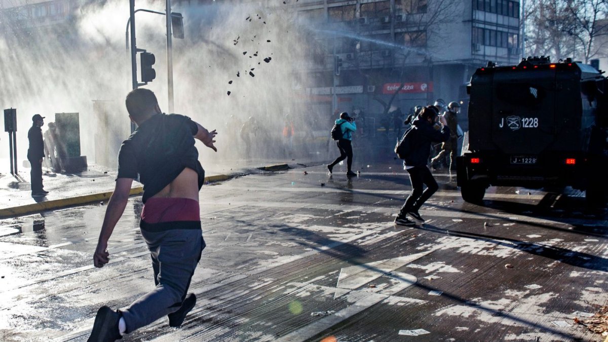 Enfrentamientos entre manifestantes y uniformados en diversos puntos de la capital.