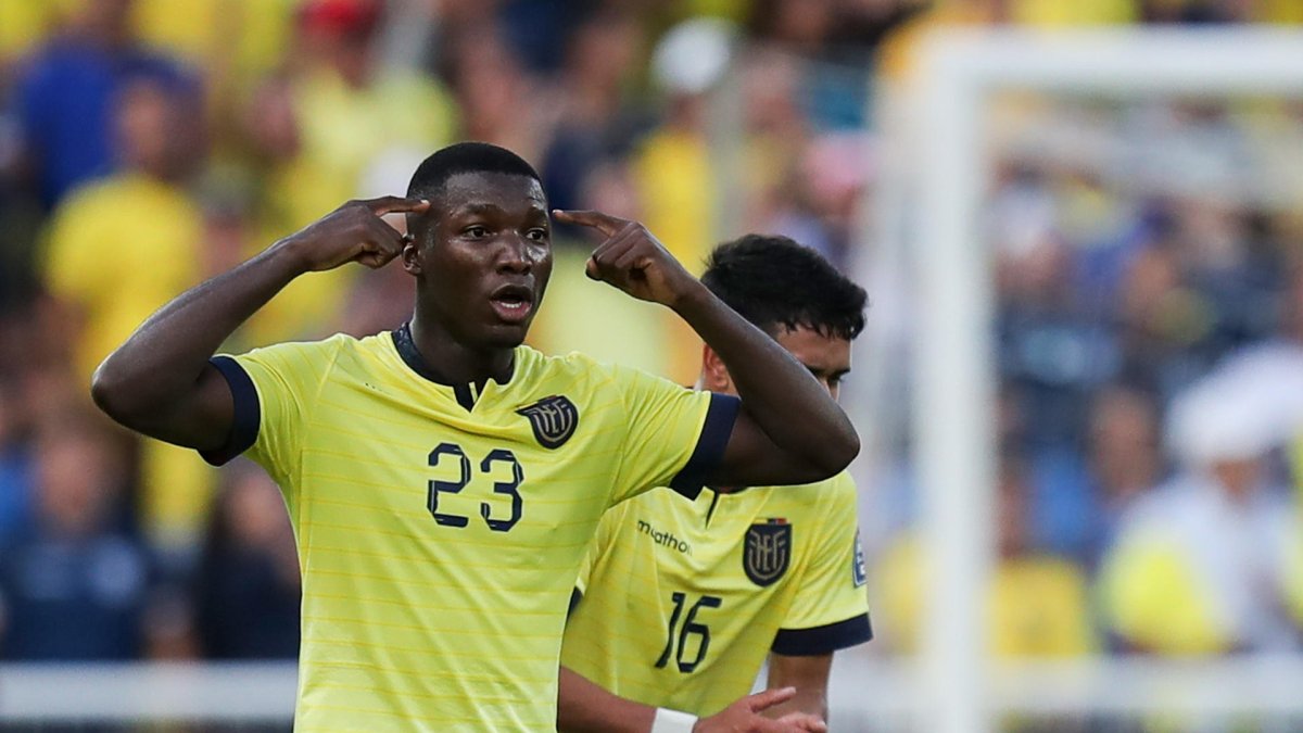 Moisés Caicedo de Ecuador reacciona en un partido de las Eliminatorias Sudamericanas para la Copa Mundial de Fútbol 2026.