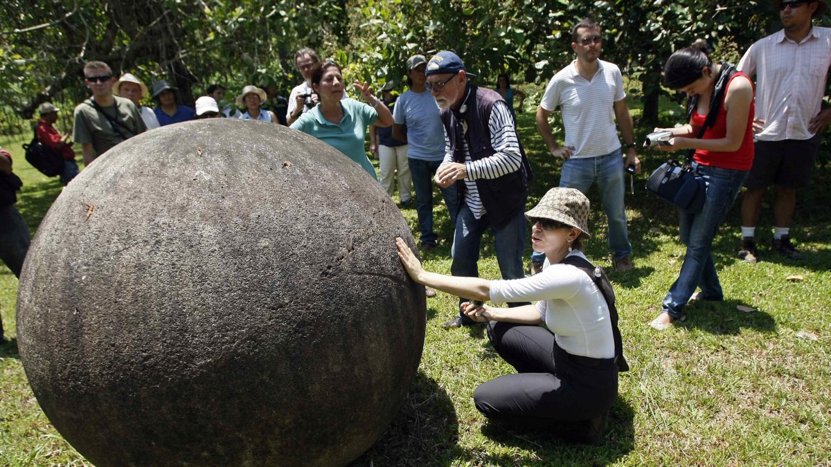 Patrimonio. Una mujer observa a una de las esferas patrimoniales de Costa Rica.