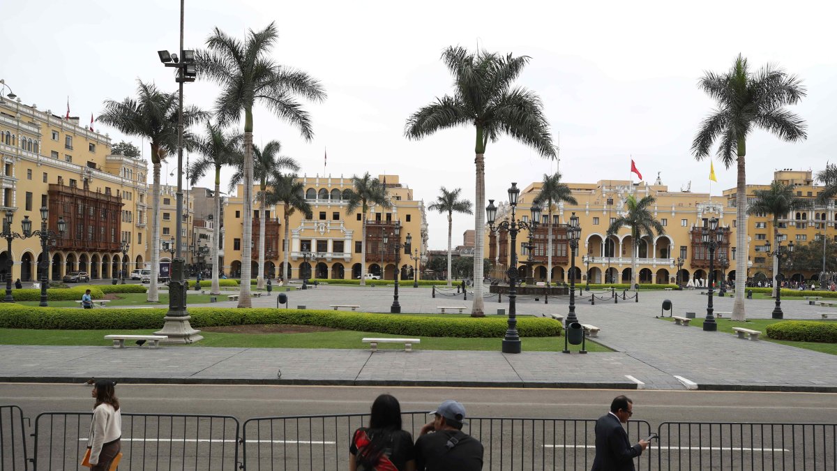 Proyecto. Una pareja descansa frente a la Plaza de Armas en el centro histórico, en Lima (Perú), cuyos trabajos de mejoras están en avances.