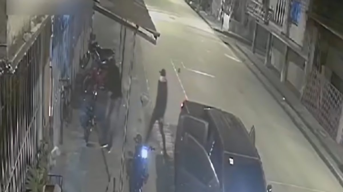 Ataque. En esta imagen se observa al perro que ladra desde la puerta a los criminales.