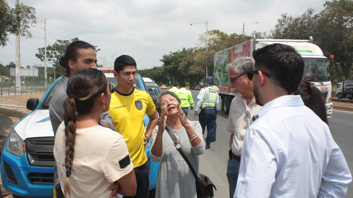 Descontento. Gloria Bedoya, en el centro, detalla al resto de afectados su situación, a la que denomina un”atropello”.