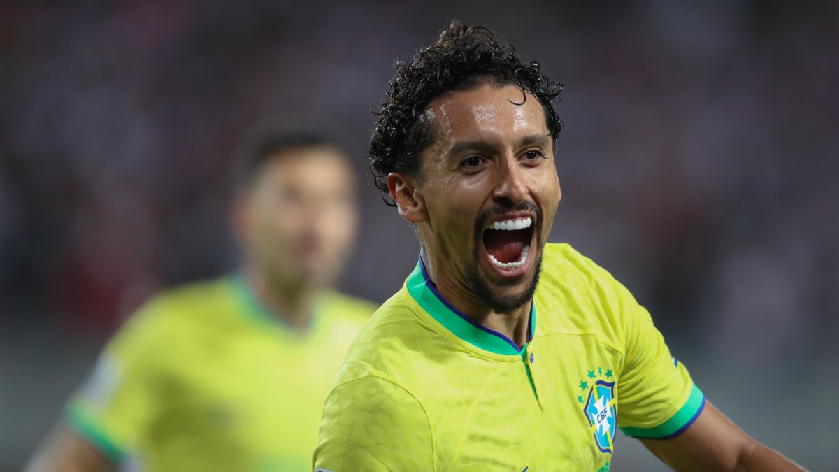 Marquinhos de Brasil celebra su gol hoy, en un partido de las Eliminatorias Sudamericanas para la Copa Mundial de Fútbol 2026 entre Perú y Brasil, en el estadio Nacional en Lima (Perú).