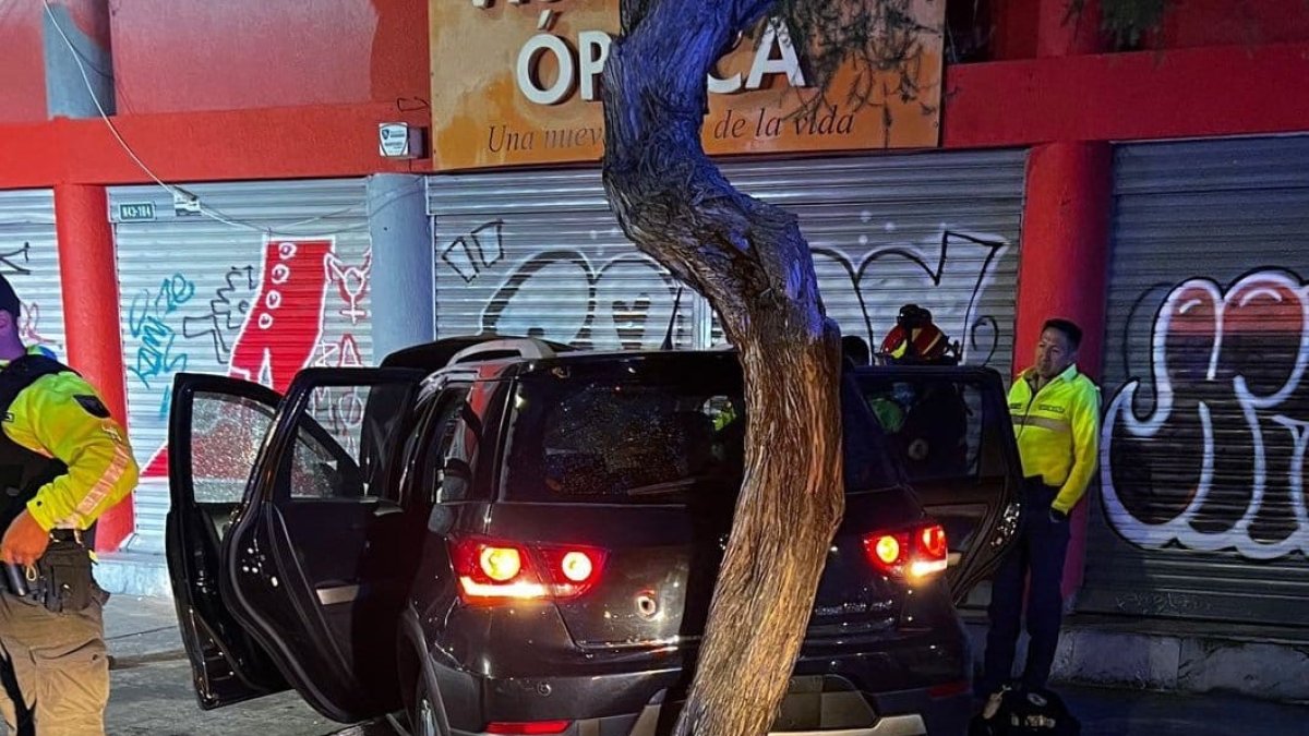 Delito. En el norte de la capital la Policía custodia uno de los vehículos usados en un secuestro exprés.