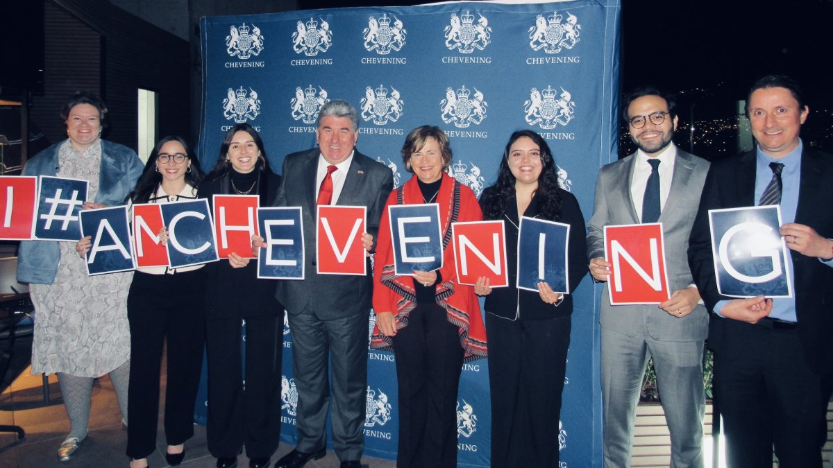En la presentación de los nuevos Cheveners, quienes aprendrendieron y disfrutaron del Reino Unido.
